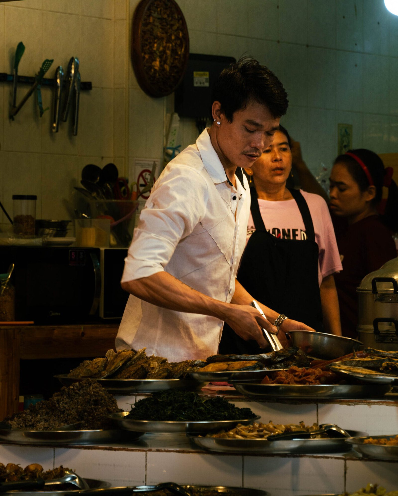 Taj serwujący tradycyjne tajskie potrawy w Chinatown, Bangkok, Tajlandia