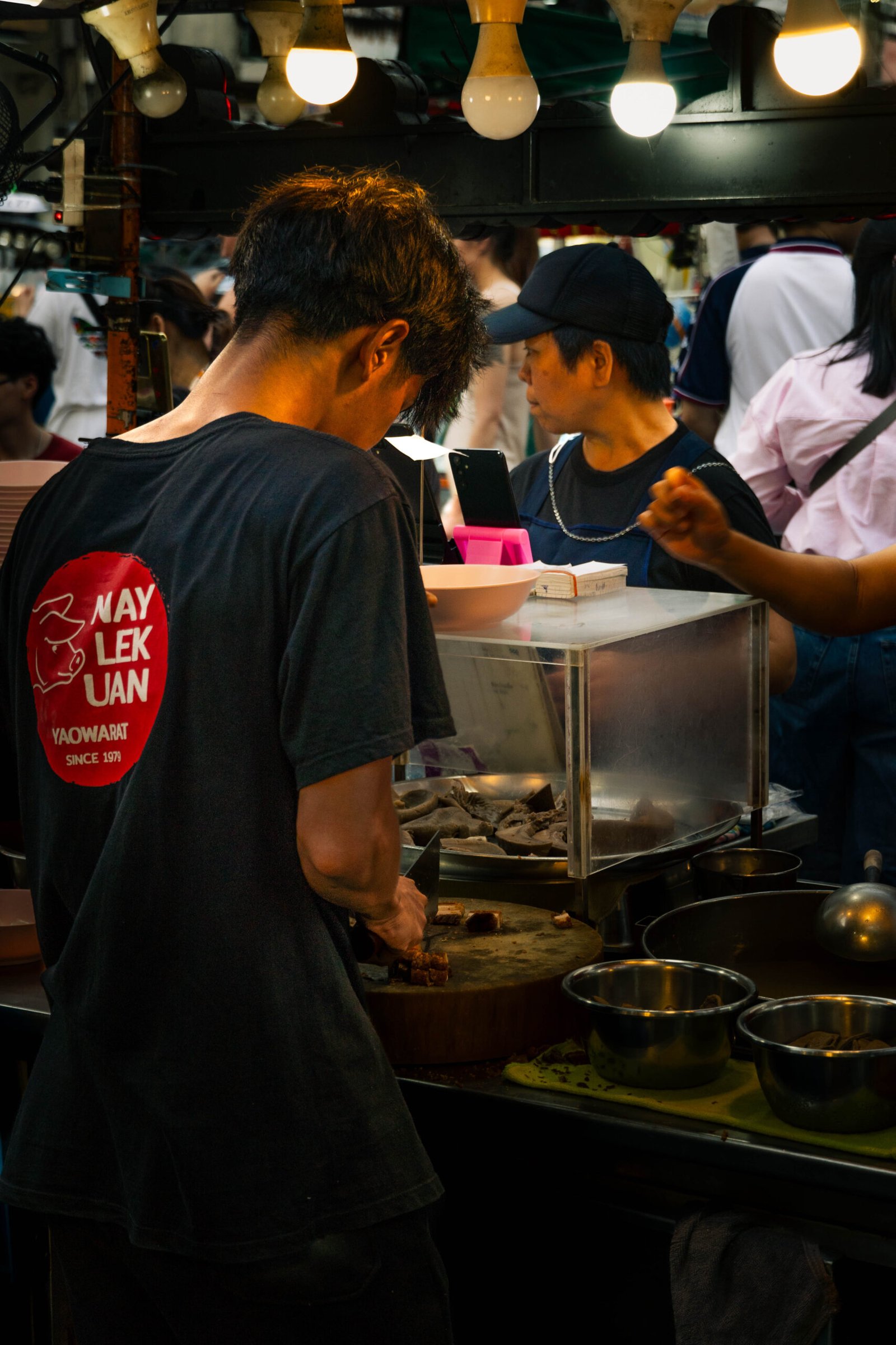 Sprzedawca ulicznego jedzenia w Chinatown w Bangkoku, Tajlandia