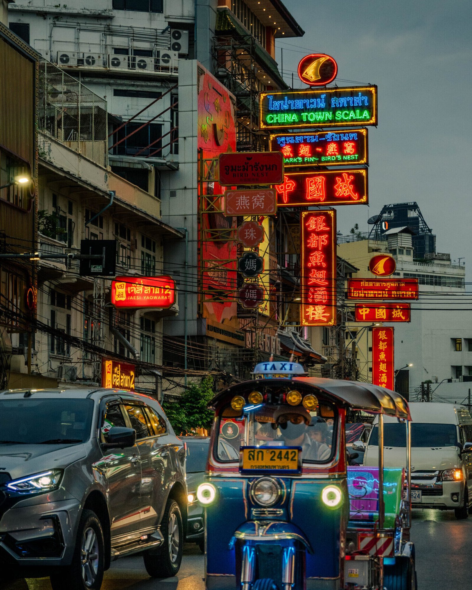 Ulica pełna neonów na Chinatown w Bangkoku, Tajlandia