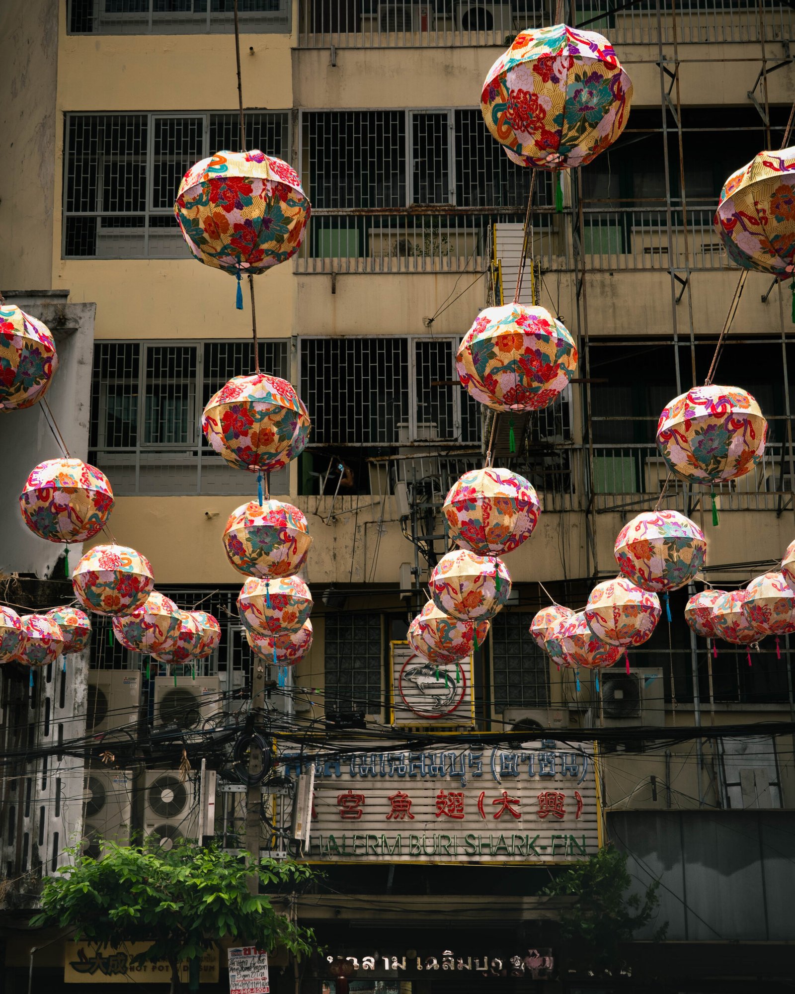 Chinatown Bangkok – kolorowe lampiony nad ulicą, jedno z miejsc, które warto zobaczyć w stolicy Tajlandii.