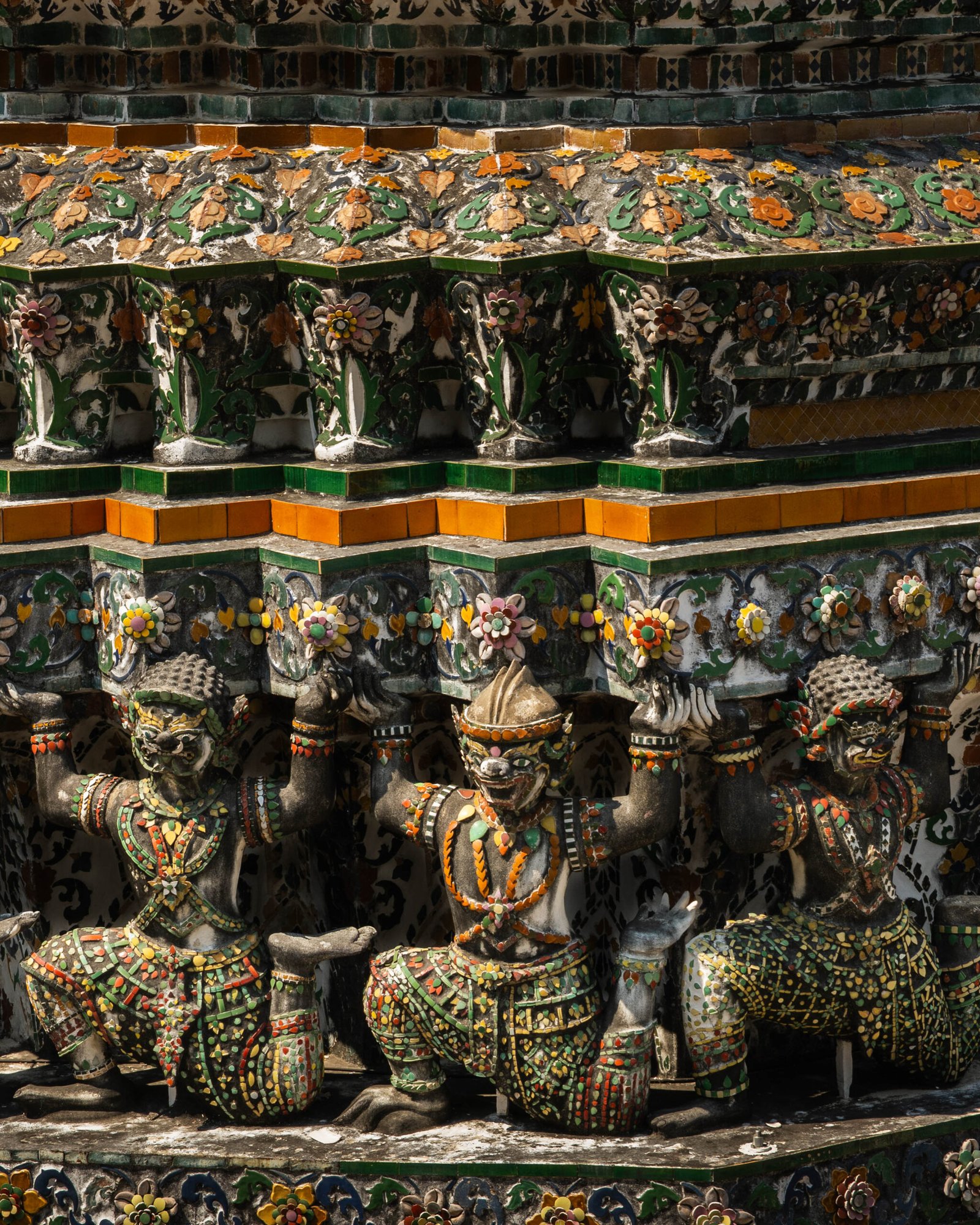 Ceramiczne detale Świątyni Świtu Wat Arun w Bangkoku – kolorowe mozaiki zdobiące ściany prangu