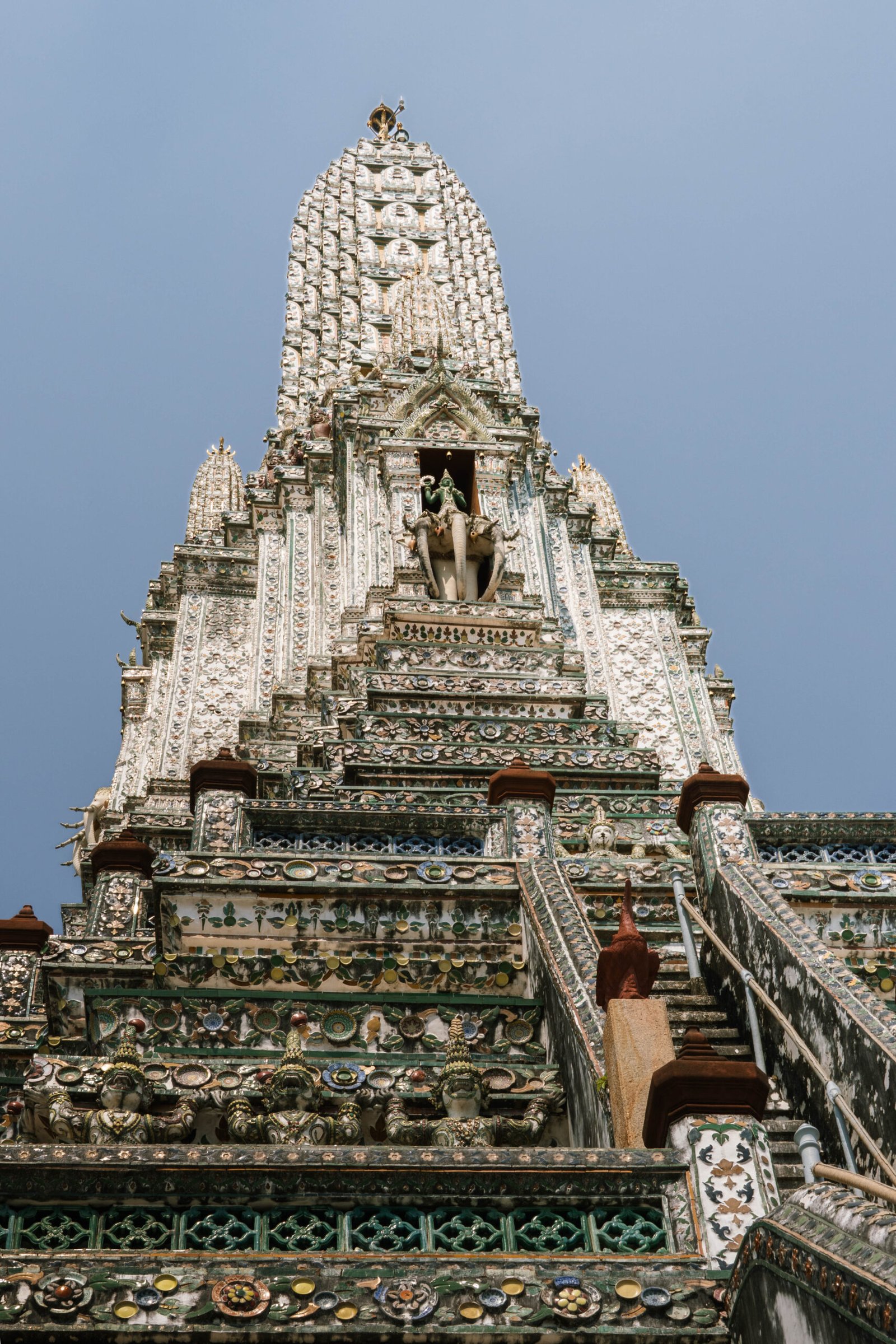 Centralny prang Świątyni Świtu (Wat Arun) w Bangkoku – detale mozaiki i kształt wieży