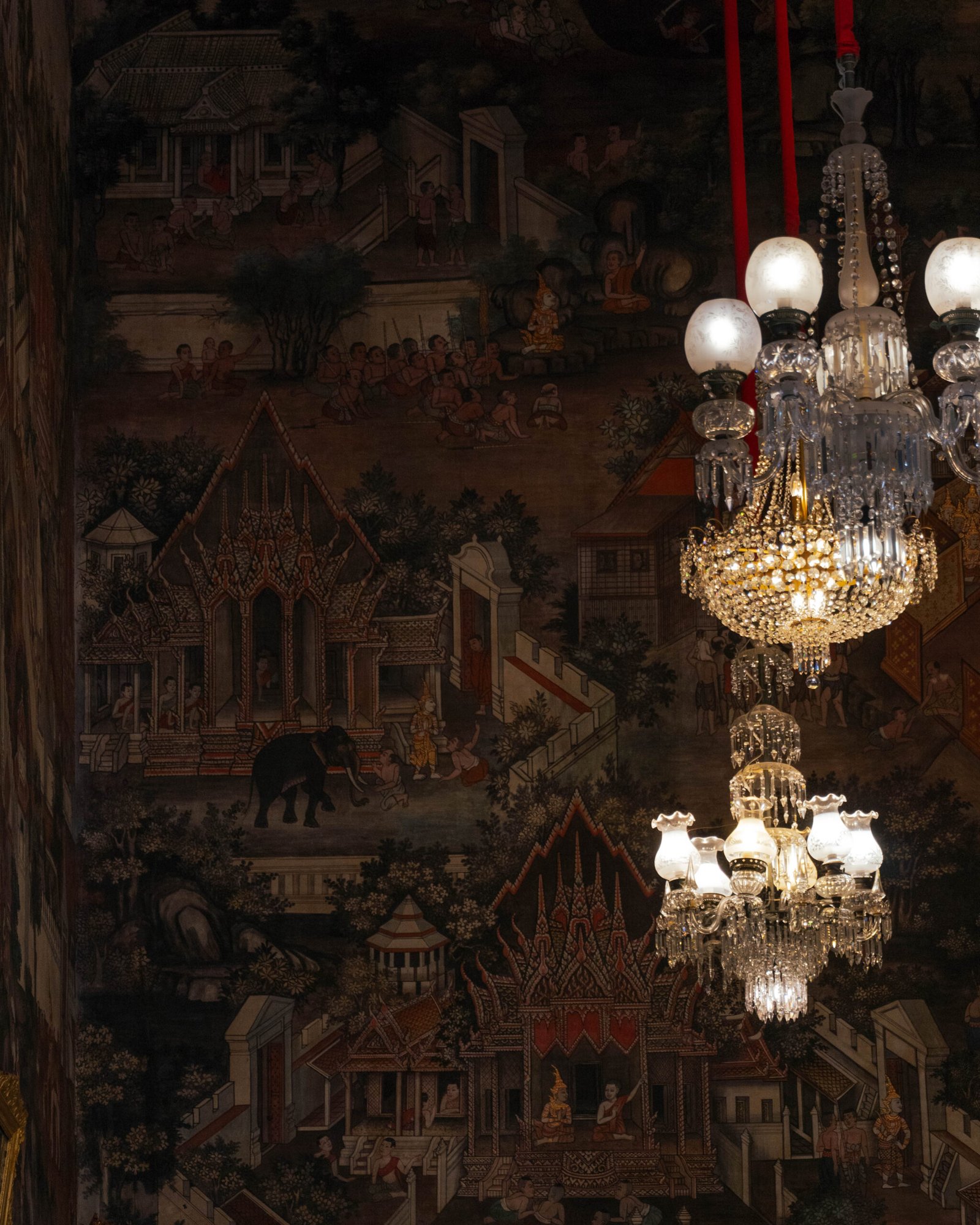 Malowidła na ścianach w kaplicy z posągiem Buddy w Wat Arun w Bangkoku – tradycyjna sztuka tajska