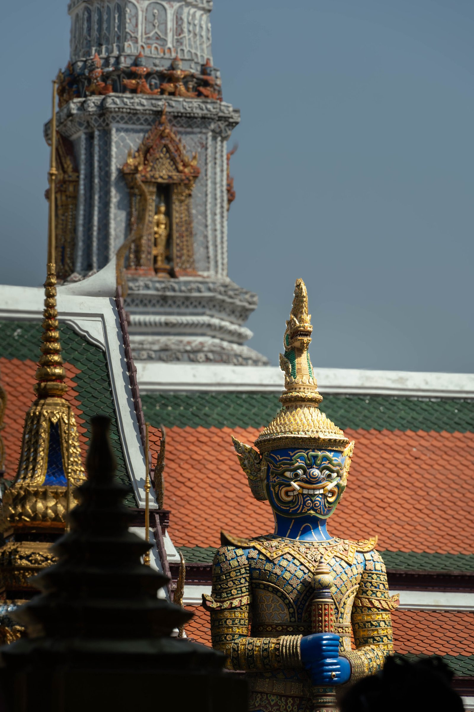 Posąg strażnika przed świątynią Szmaragdowego Buddy w Wielkim Pałacu Królewskim w Bangkoku – jedno z najważniejszych miejsc i atrakcji turystycznych Tajlandii