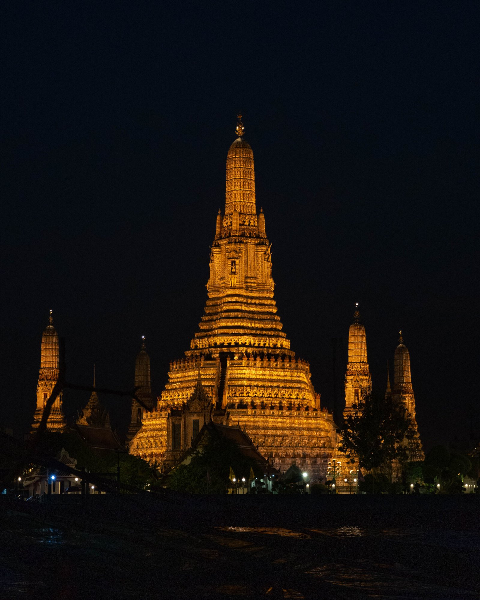 Wat Arun w Bangkoku nocą – oświetlona Świątynia Świtu na tle ciemnego nieba