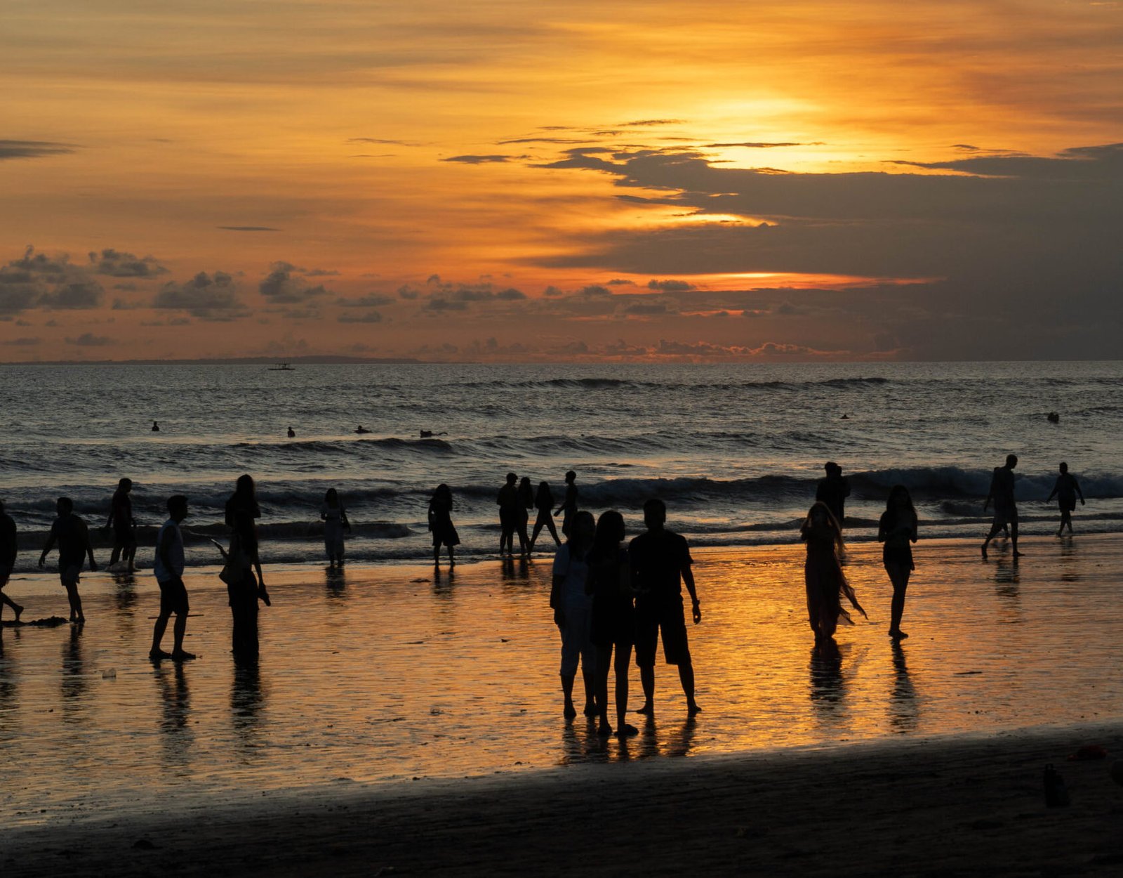 Spektakularny zachód słońca na plaży Canggu, Bali, Indonezja