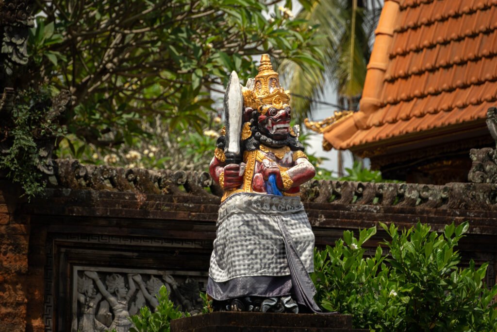 Tradycyjny posąg demona przed wejściem do balijskiej świątyni, Bali, Indonezja