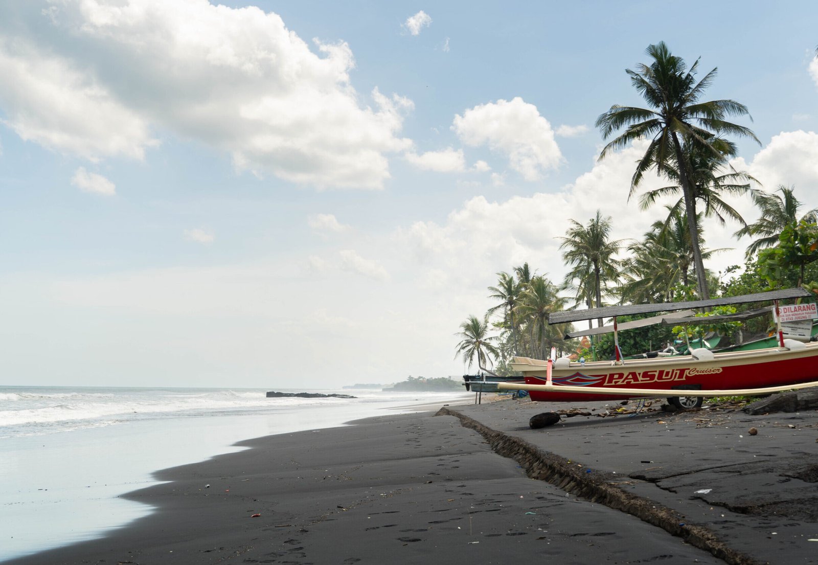 Plaża z czarnym piaskiem na Bali, Indonezja