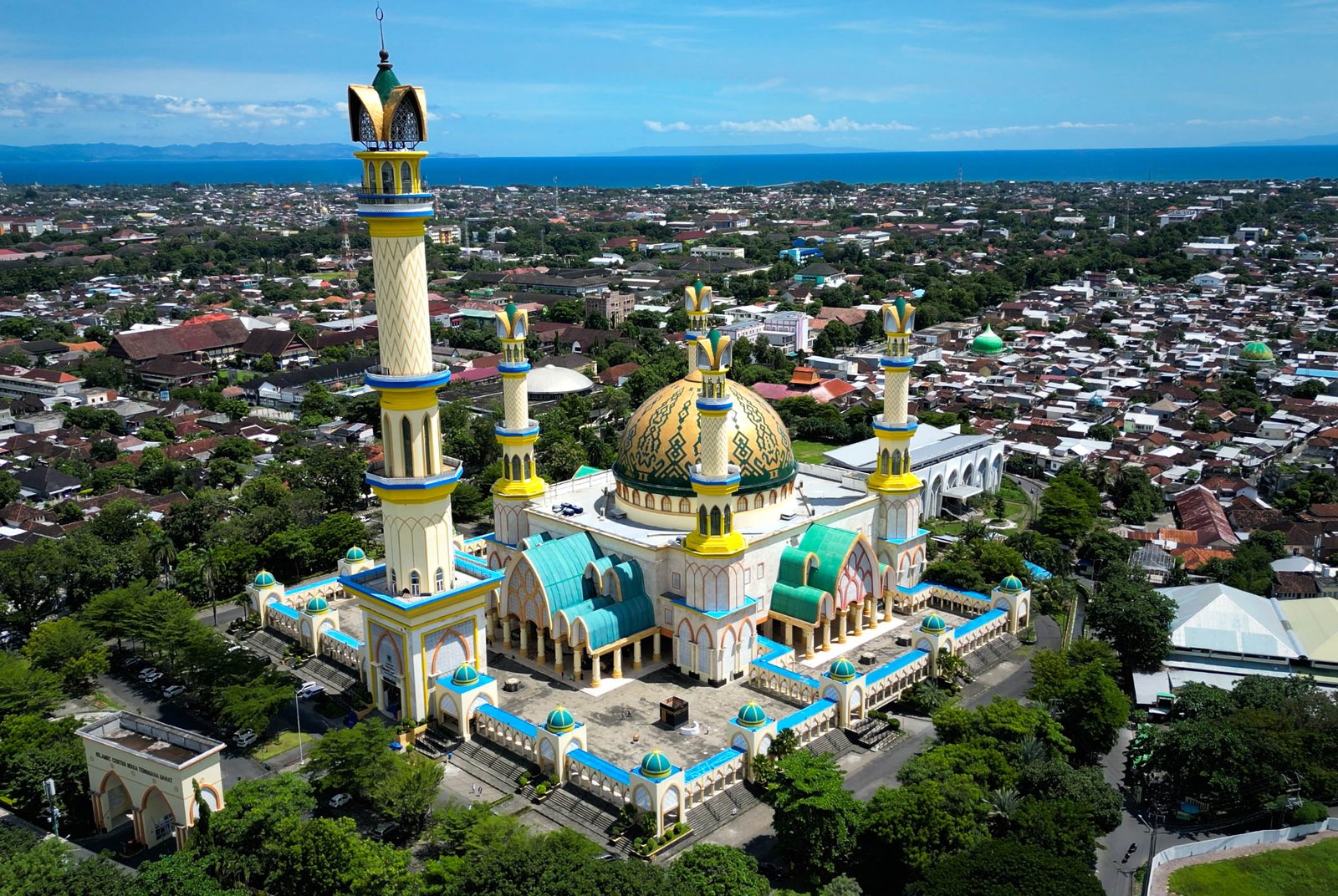 Meczet Islamic Center Mataram z wysokości ptaka, główny meczet na wyspie Lombok, Indonezja