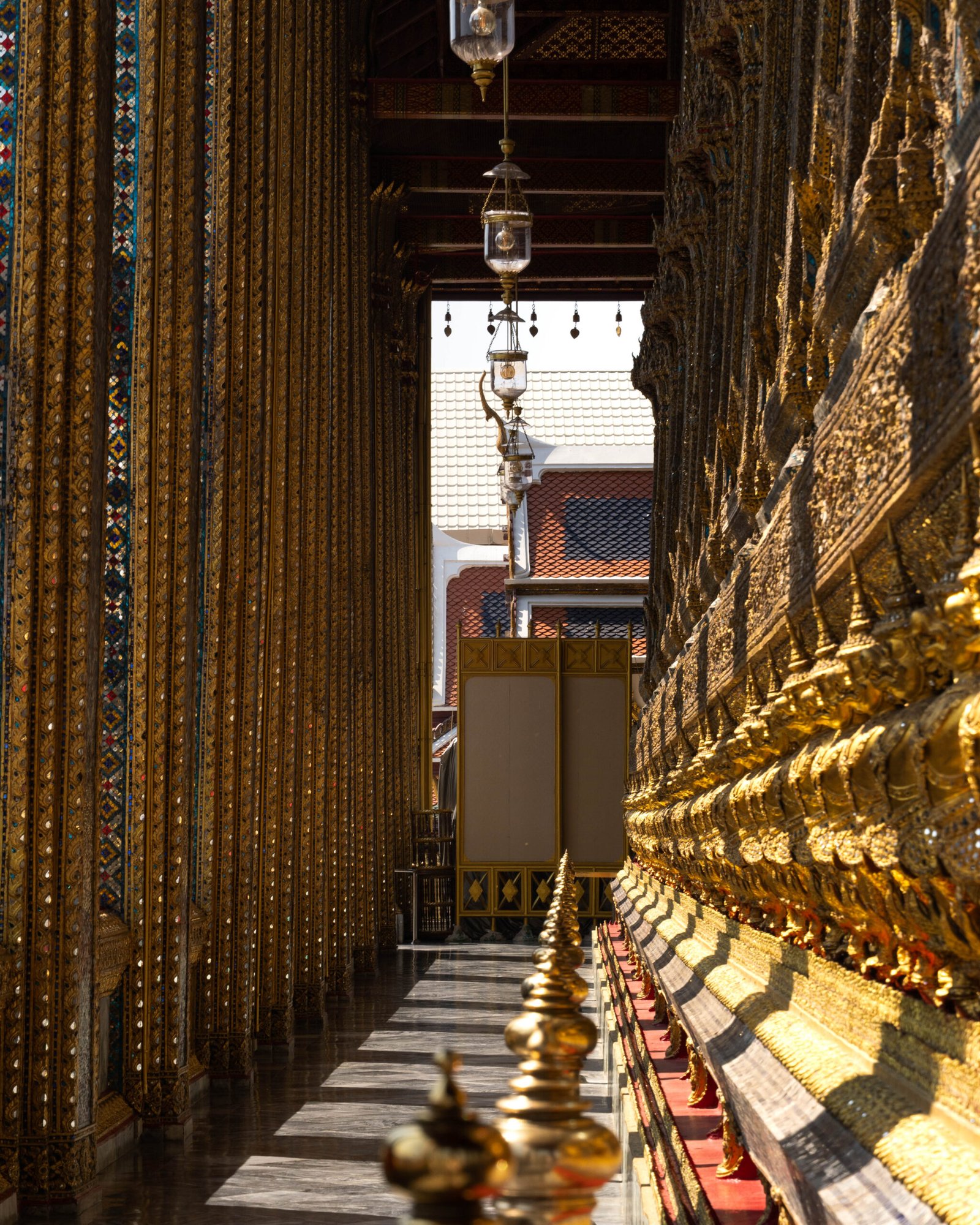 Korytarz przy świątyni szmaragdowego Buddy w pałacu królewskim w Bangkoku