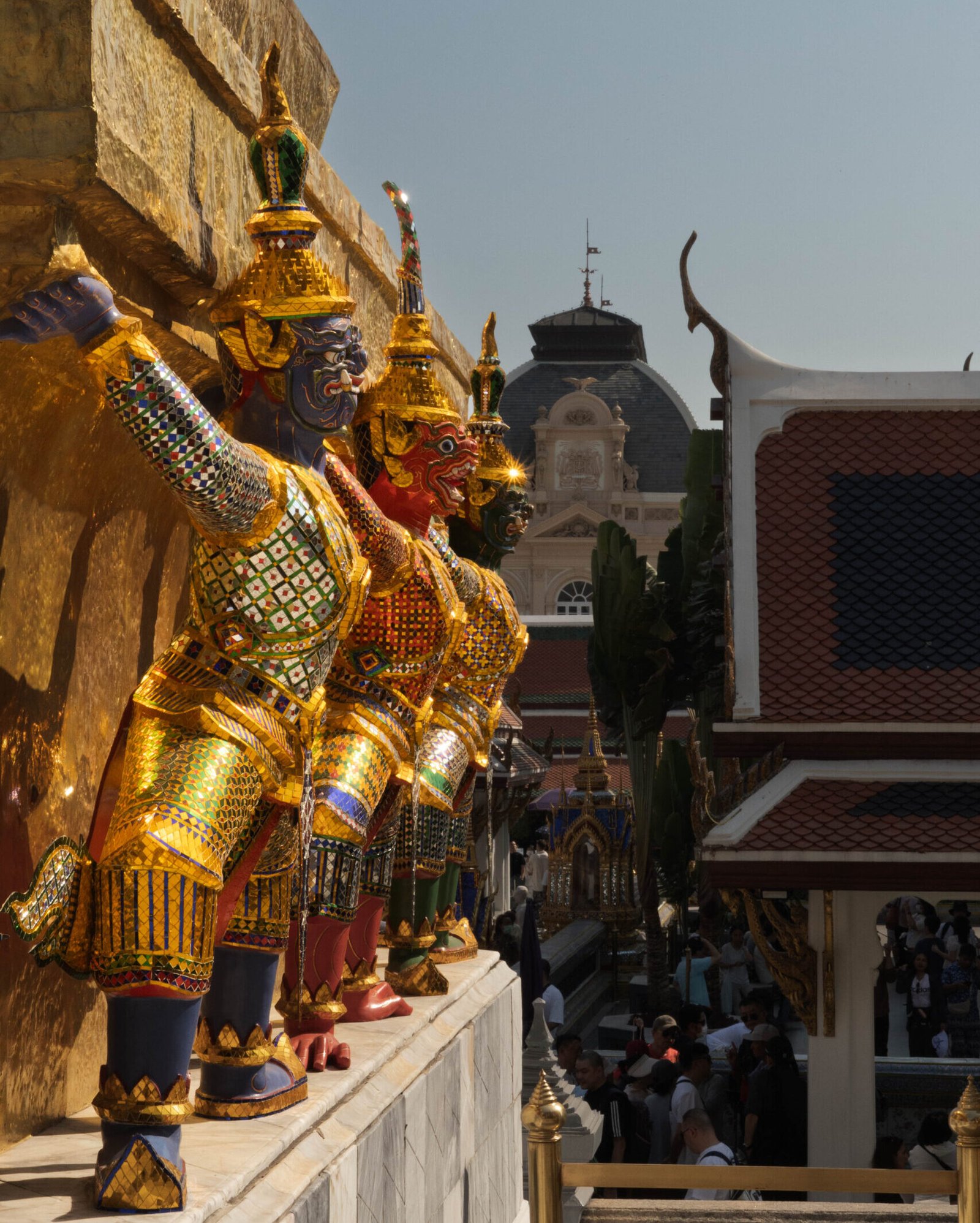 The Grand Palace, Bangkok – dekoracyjna złota rzeźba w pałacu królewskim w Tajlandii