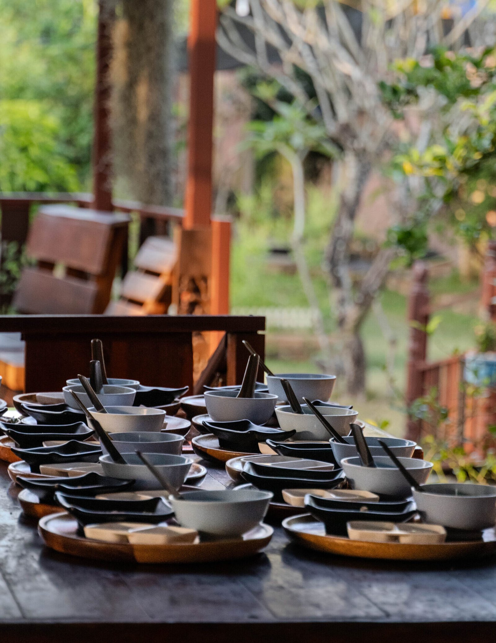 Talerze na stole podczas kursu kulinarnego w Chiang Mai, Tajlandia