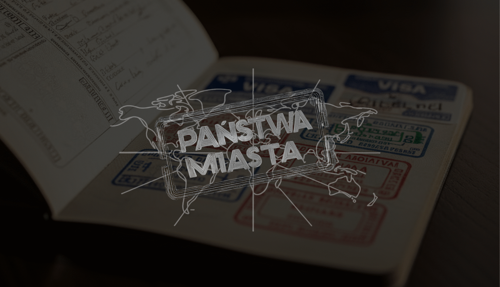 Otwarty paszport z pieczątką państwa-miasta – symbol podróży i turystyki