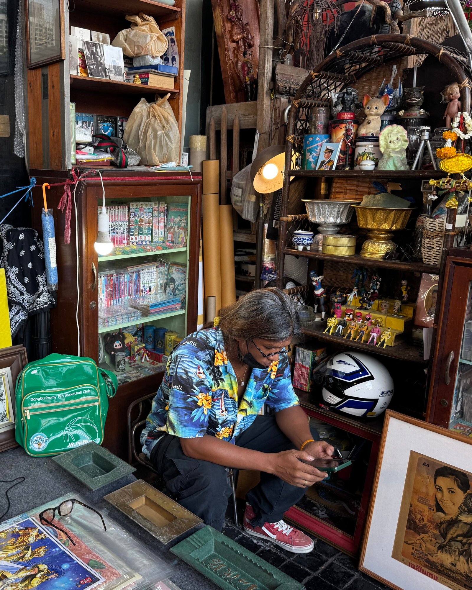Tajski sprzedawca na Chatuchak Weekend Market w Bangkoku – największym targu w Tajlandii i popularnej atrakcji turystycznej stolicy.