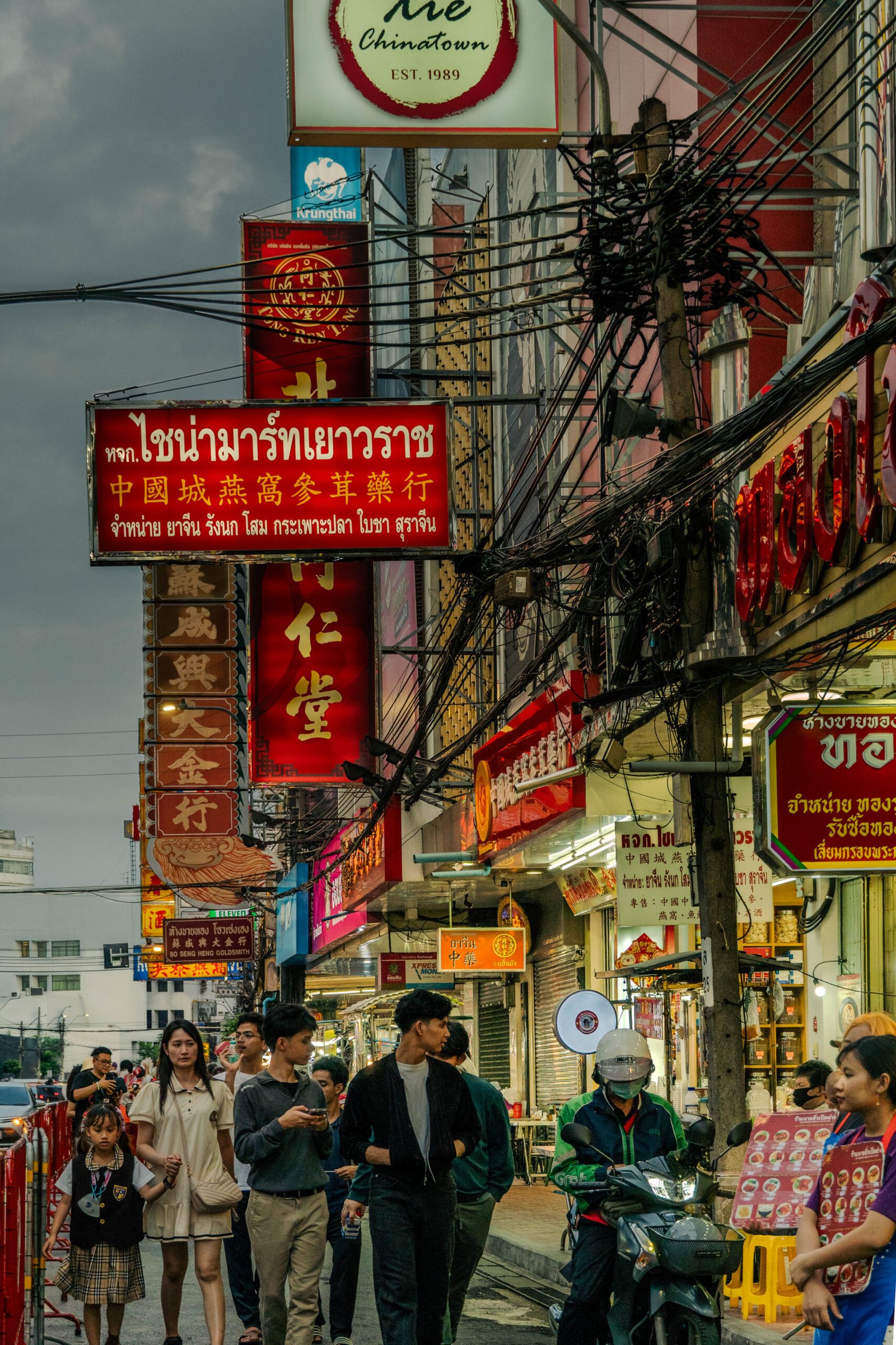 Yaowarat Road w Chinatown Bangkok – tętniąca życiem ulica pełna neonów, restauracji i street foodu, jedna z najciekawszych atrakcji stolicy Tajlandii.