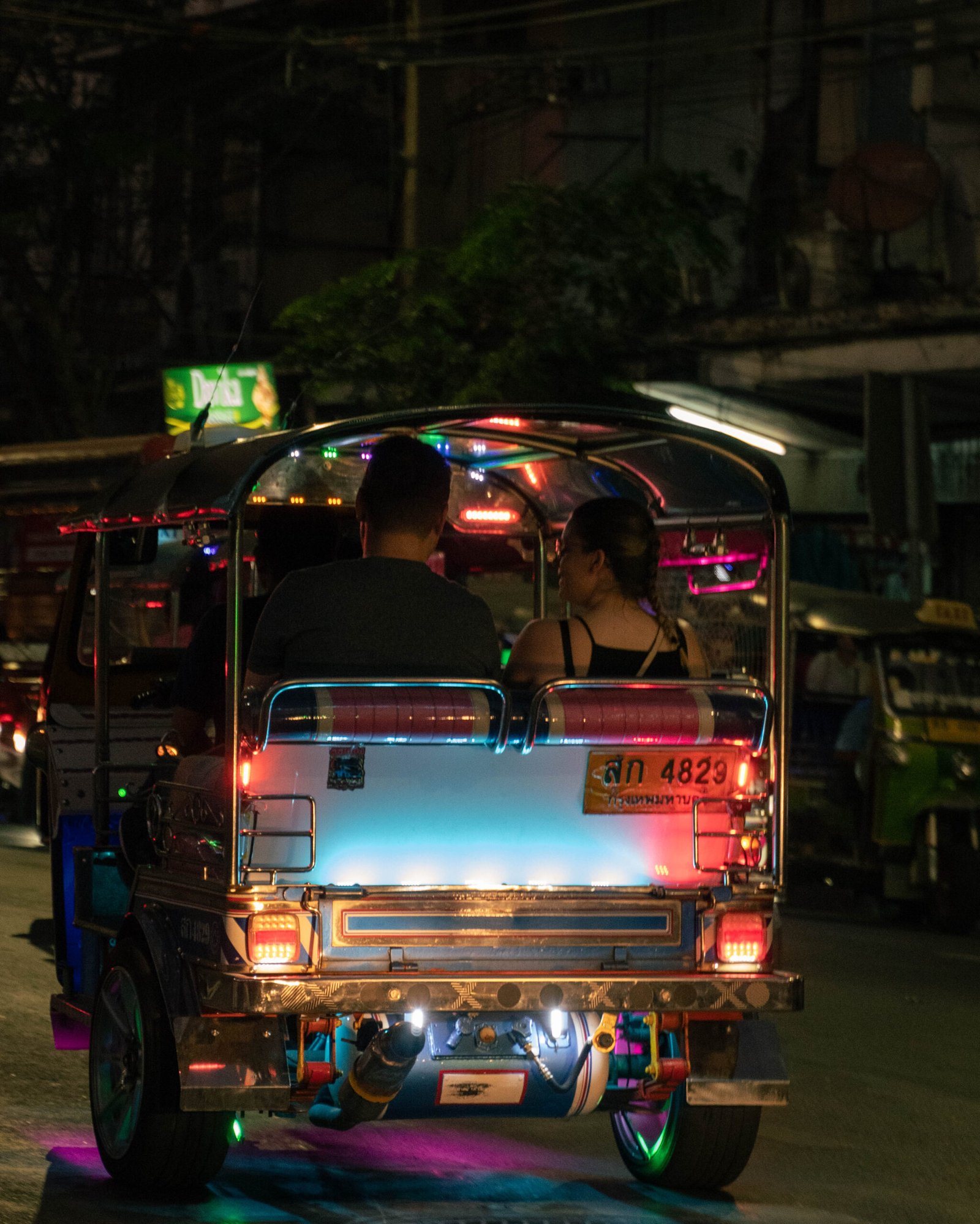 Kolorowy tuk tuk nocą na Khao San Road w Bangkoku – popularna ulica turystyczna i jedna z najciekawszych atrakcji stolicy Tajlandii.