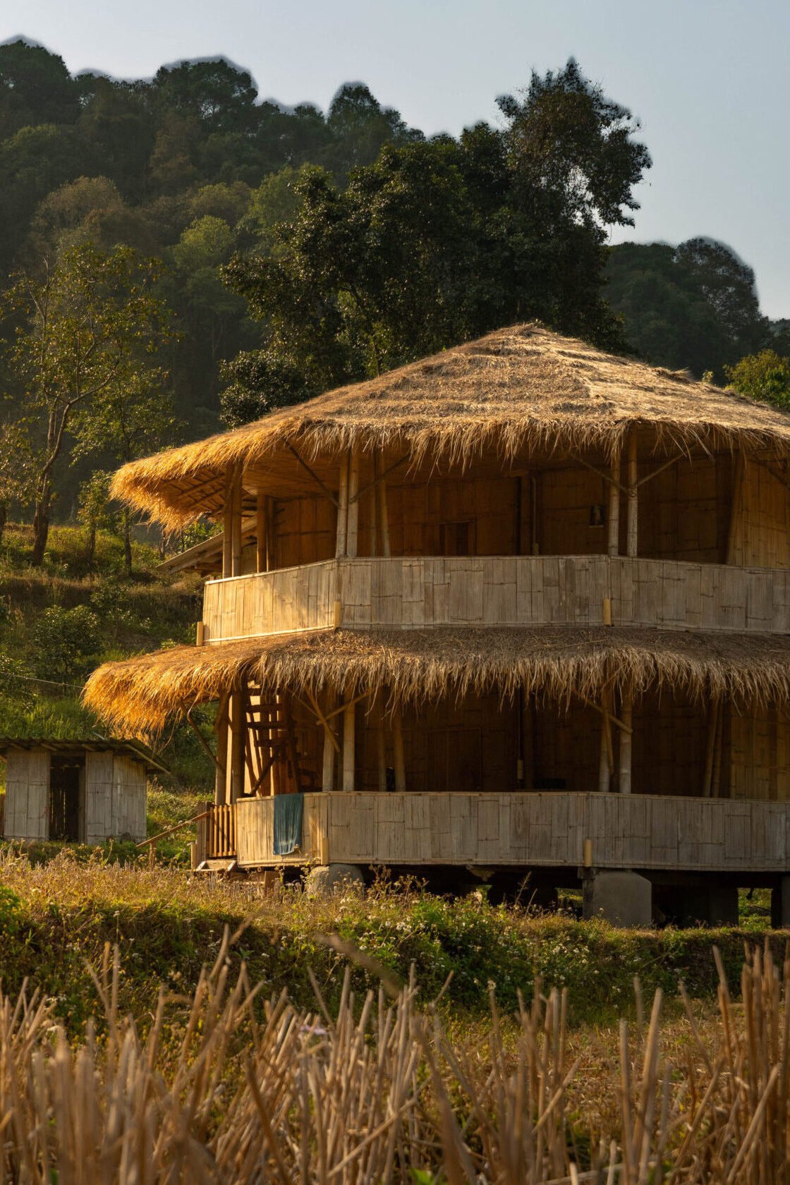Bambusowy domek w tradycyjnej wiosce Mae Klang Luang w Parku Narodowym Doi Inthanon w północnej Tajlandii