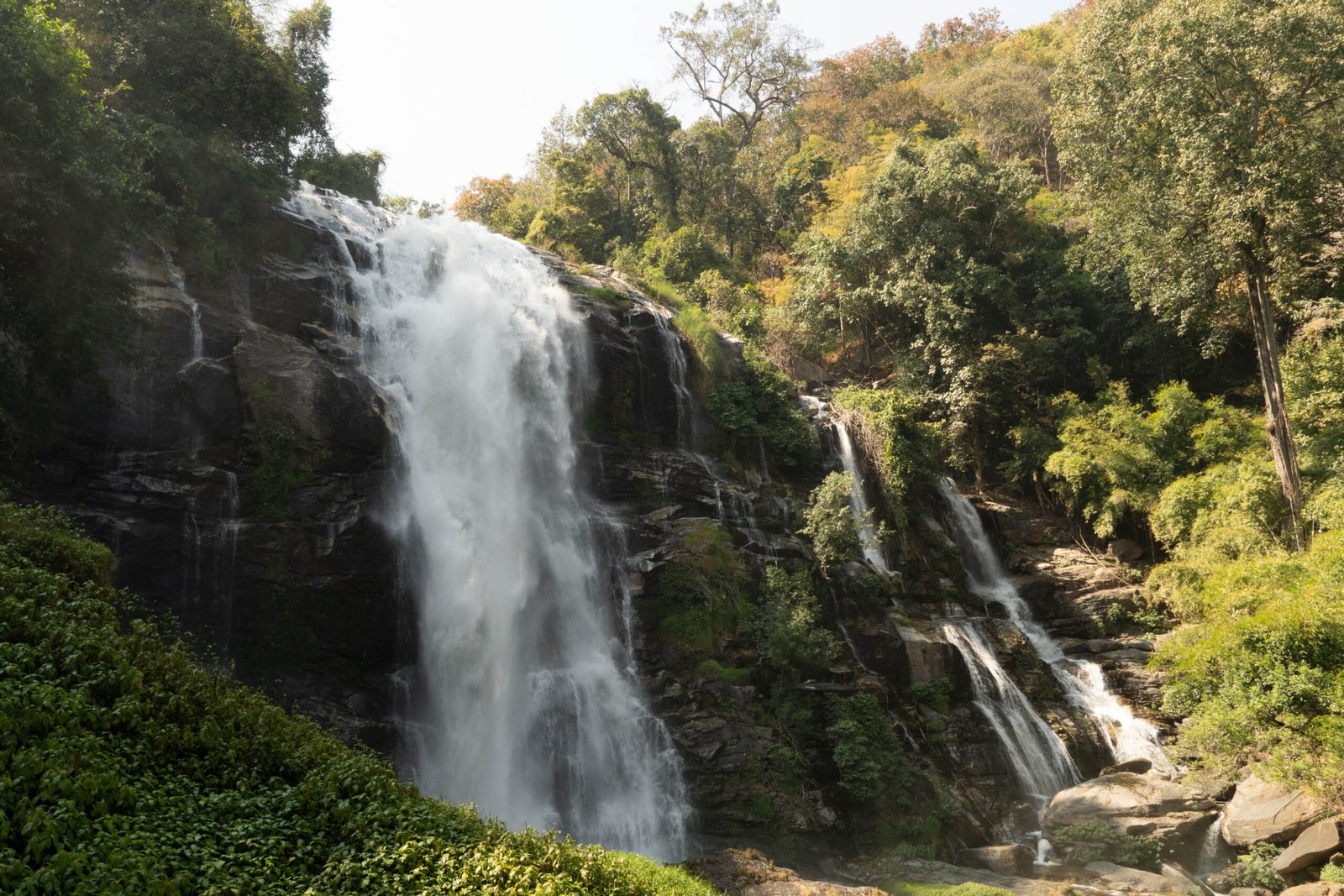 Wachirathan Waterfall - malowniczy wodospad w parku narodowym Doi Inthanon na północy Tajlandii