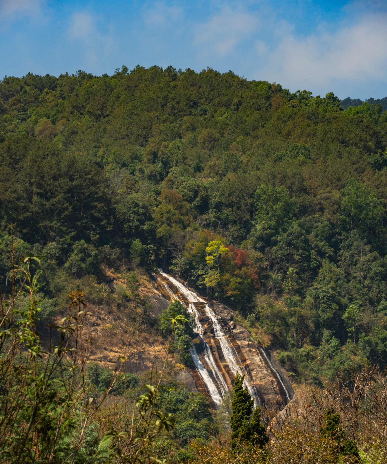 Mae Ya Waterfall - 250 metrowy wodospad w parku narodowym Doi Inthanon obok CHIANG MAI, Tajlandia
