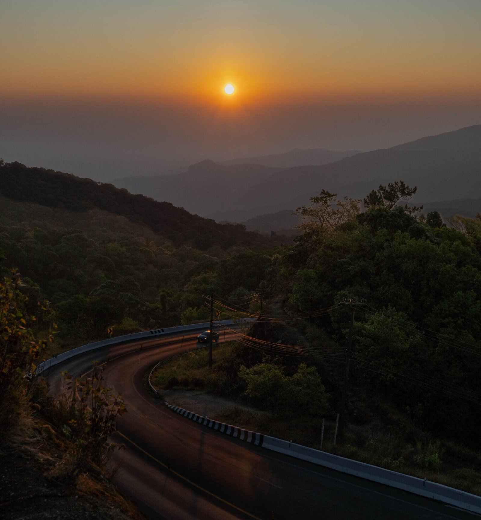 Widok na góry o zachodzie słońca z punktu km 41 w Doi Inthanon, północna Tajlandia