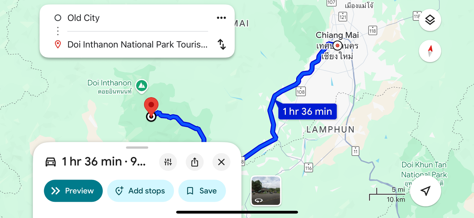 Mapa trasy z centrum Chiang Mai do wjazdu do Doi Inthanon National Park, pokazująca przejazd drogą 108 w kierunku Chom Thong oraz skręt w drogę 1009 prowadzącą bezpośrednio do bramy parku