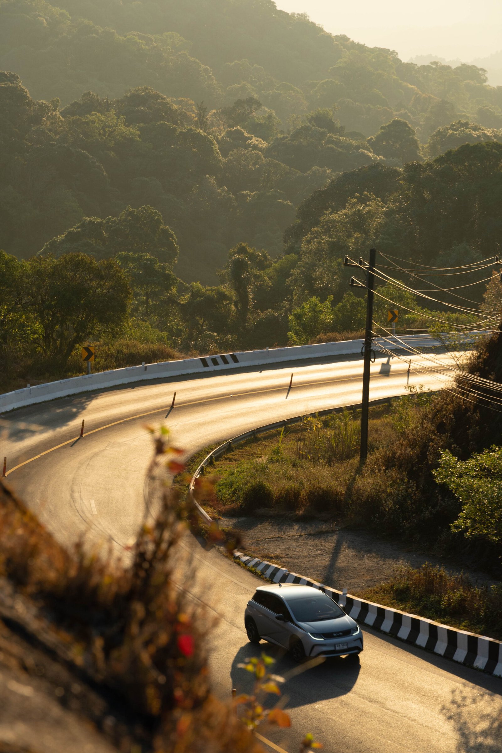 Spektakularny wschód słońca w Doi Inthanon National Park, z panoramicznym widokiem na góry, złote chmury, mglistą dolinę i najwyższy szczyt Tajlandii