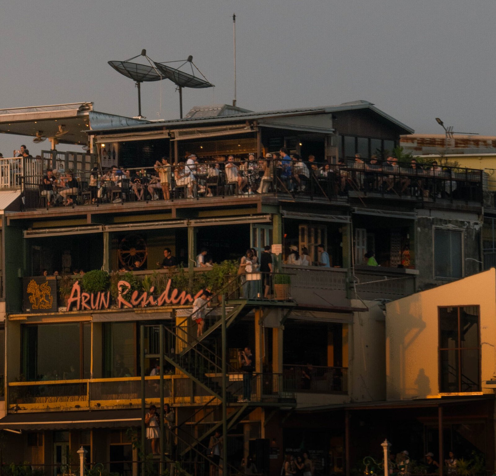 Widok na restaurację Arun Residence z pokładu łodzi podczas rejsu po rzece Chao Phraya w Bangkoku