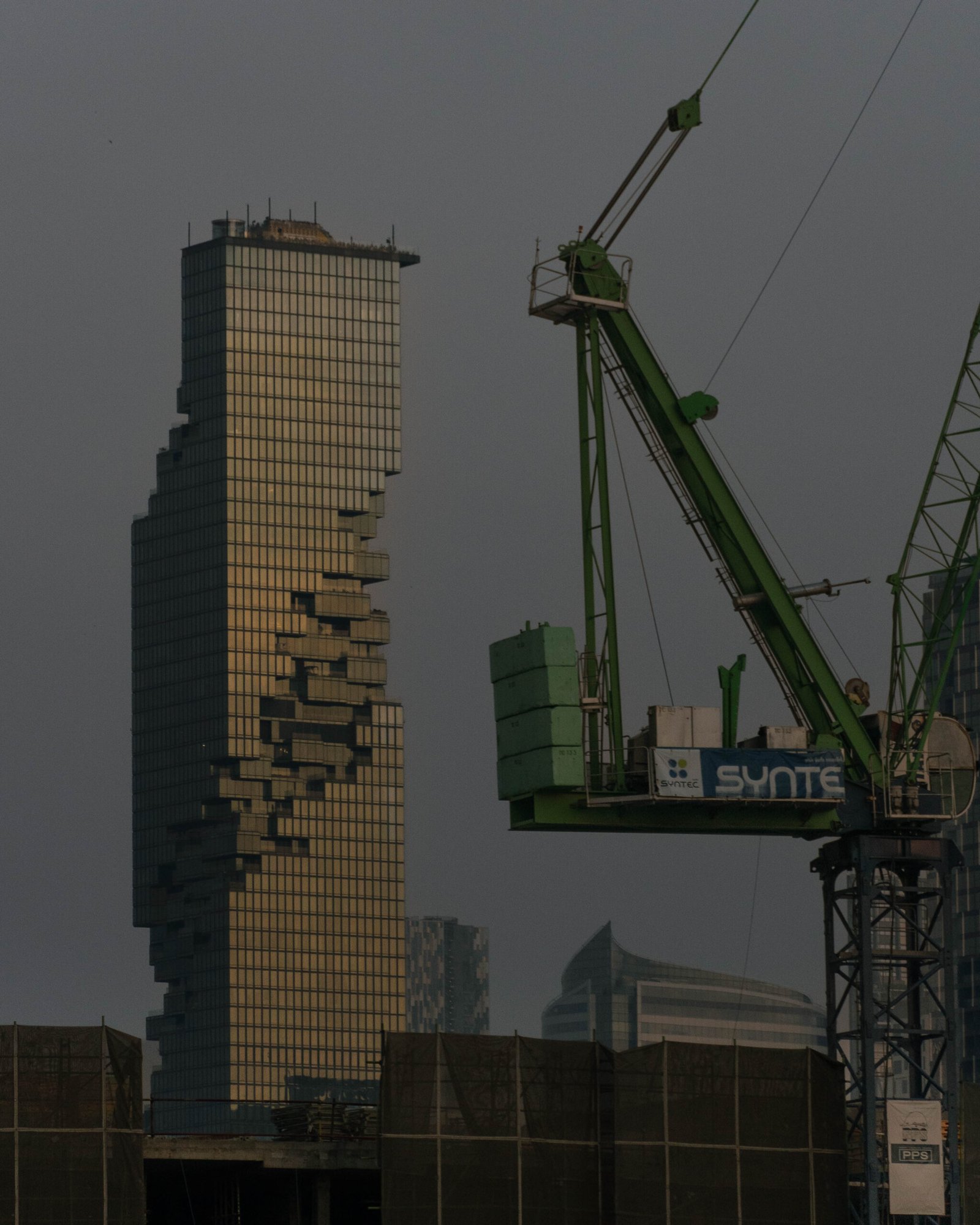 Nowoczesna architektura Bangkoku: wieżowiec King Power MahaNakhon widziany z pokładu statku podczas rejsu po rzece.