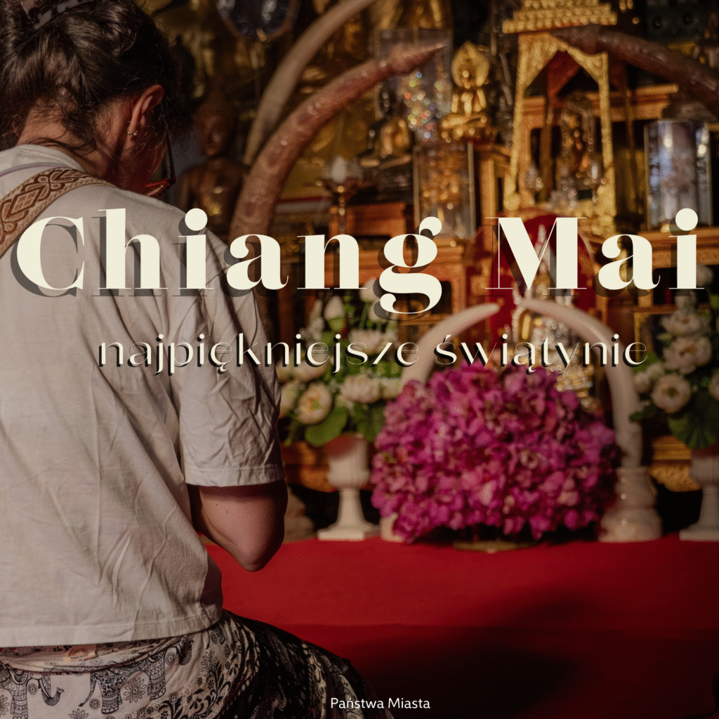 Kobieta modląca się w Wat Phra That Doi Suthep z napisem: Chiang Mai najpiękniejsze świątynie