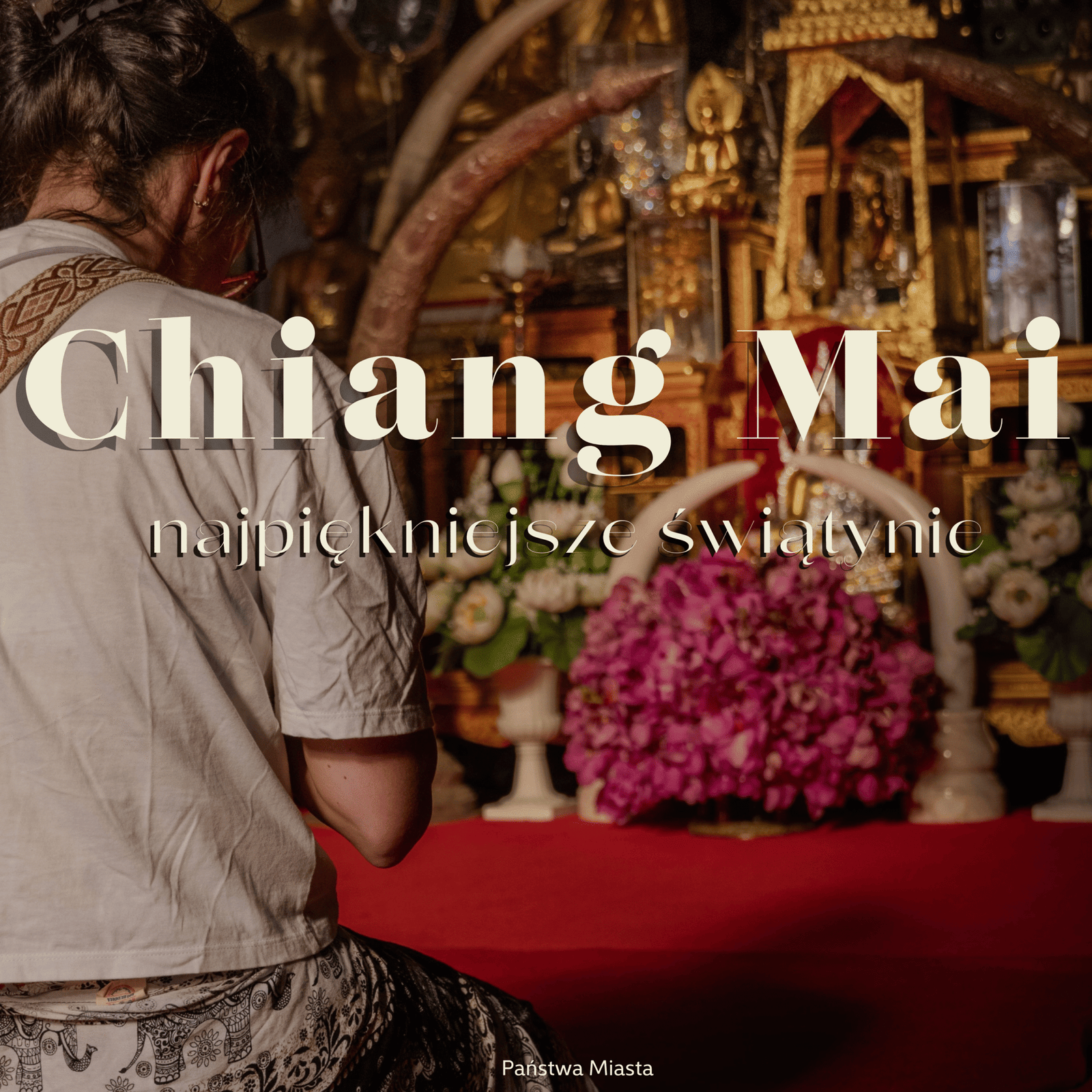 Kobieta modląca się w Wat Phra That Doi Suthep z napisem: Chiang Mai najpiękniejsze świątynie