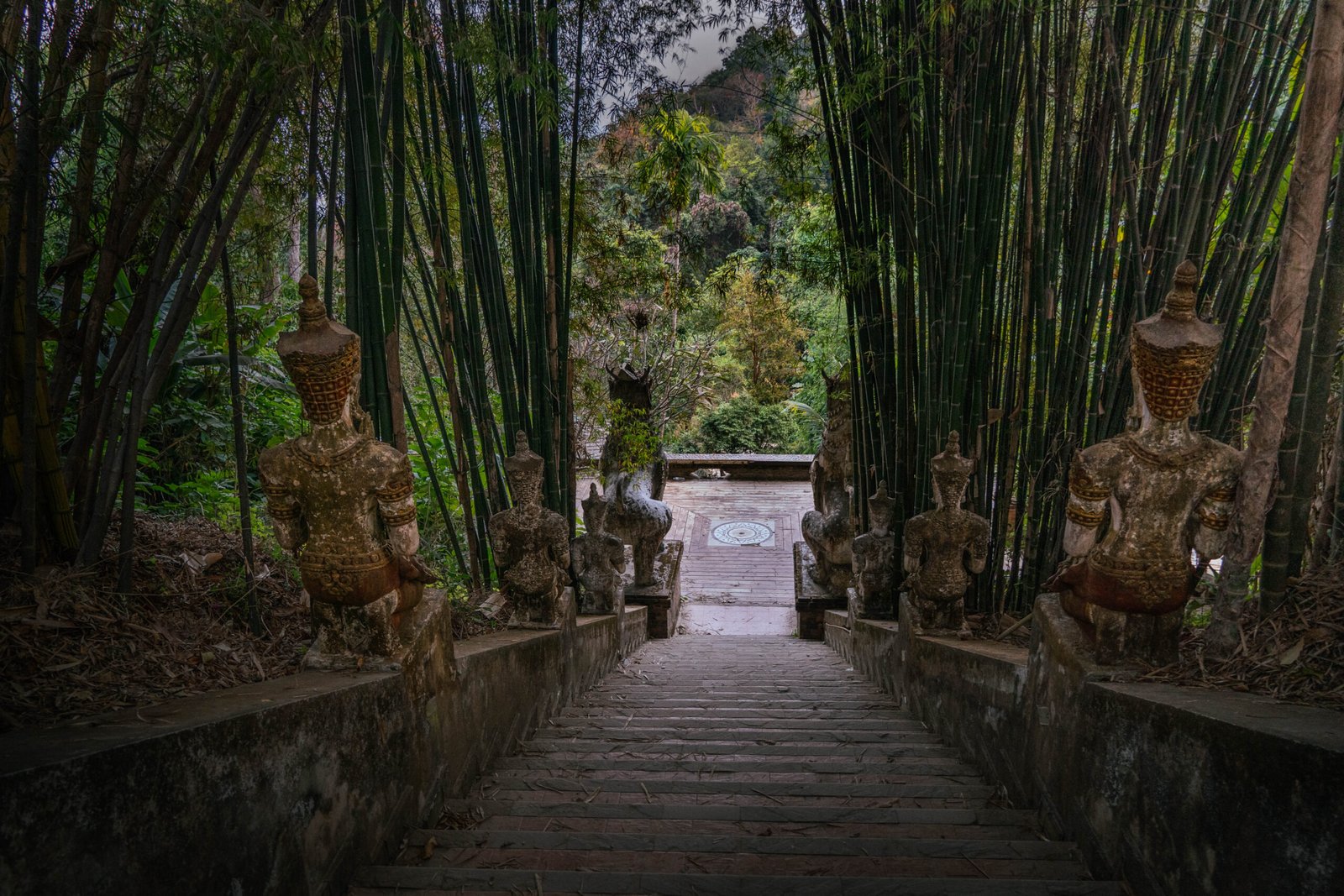 Kamienne rzeźby i tradycyjna architektura Wat Pha Lat – spokojna świątynia w lesie u podnóża góry Doi Suthep w Chiang Mai, Tajlandia