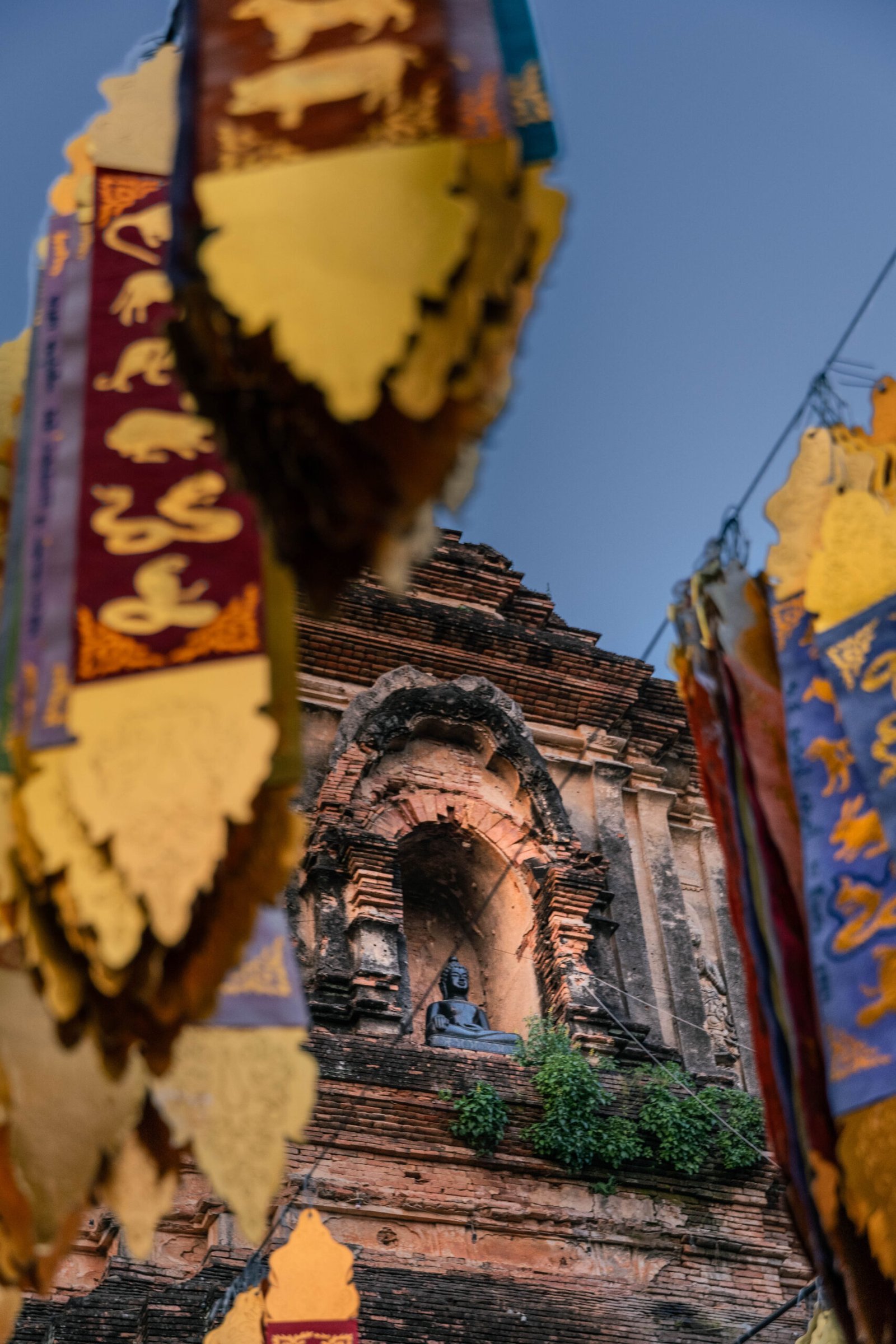 Ogromna ceglana chedi z XV wieku w świątyni Wat Lok Moli w Chiang Mai – zabytek architektury Lanna