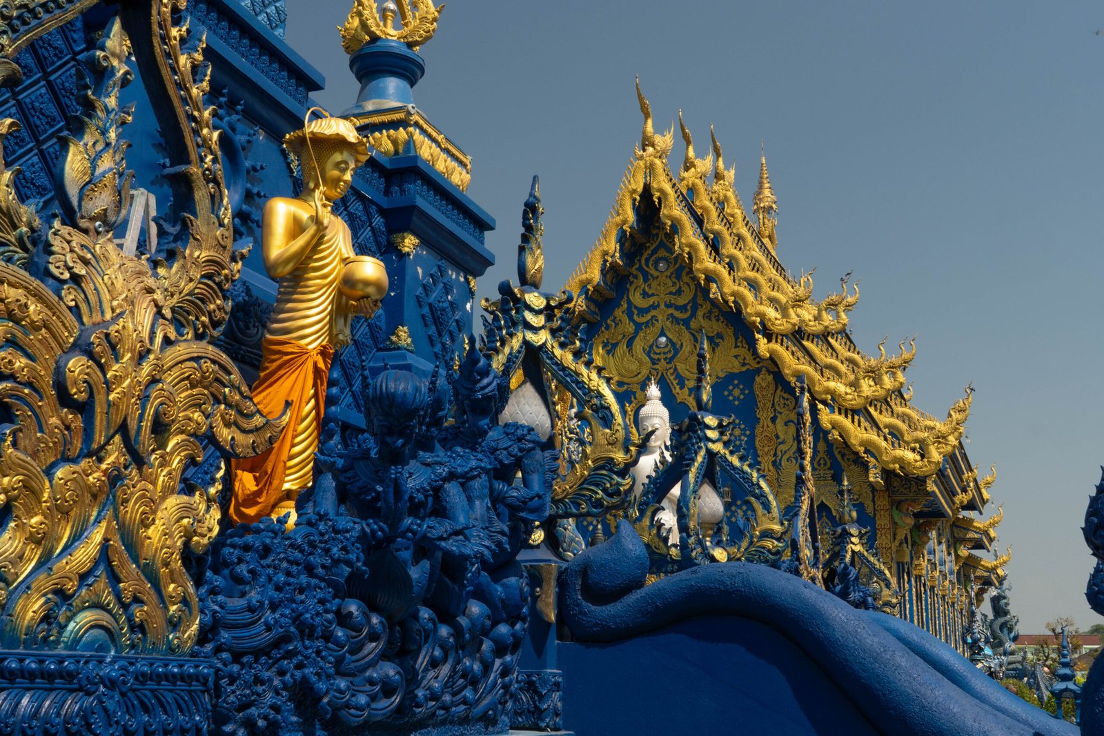 Fasada Niebieskiej Świątyni w Chiang Rai – nowoczesna architektura sakralna w północnej Tajlandii