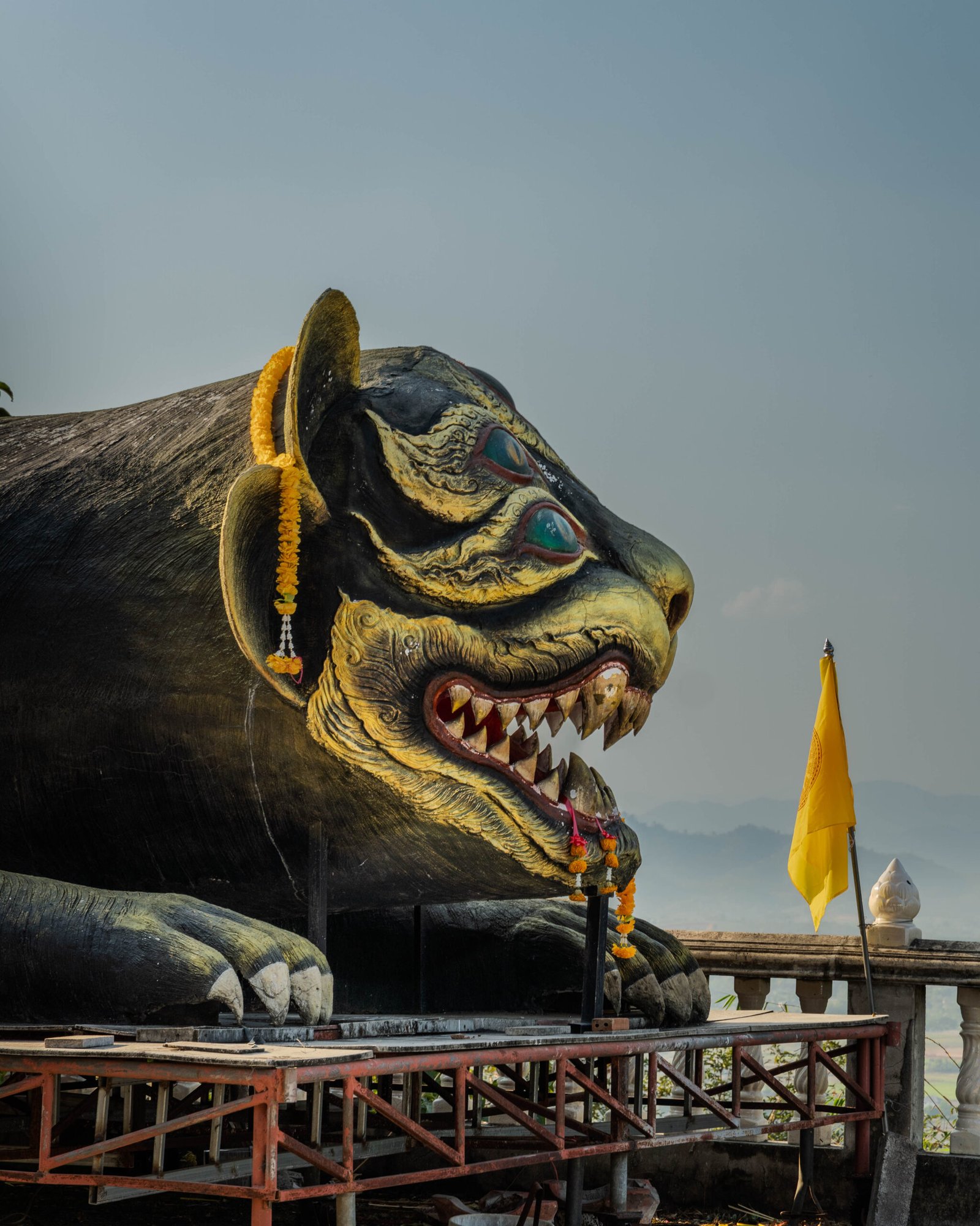 Mityczny posąg Sihuhata w Chiang Rai – stwór o pięciu oczach i czterech uszach w Wat Phrathat Doi Khao Khwai