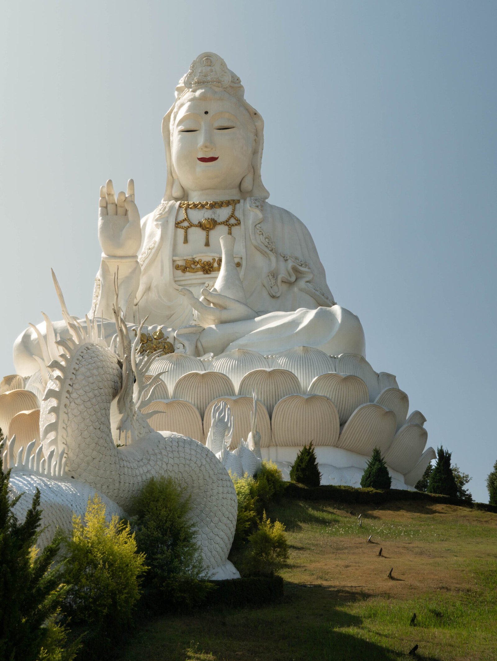 Wielki biały posąg Bogini Miłosierdzia Guanyin w Wat Huay Pla Kang, Chiang Rai