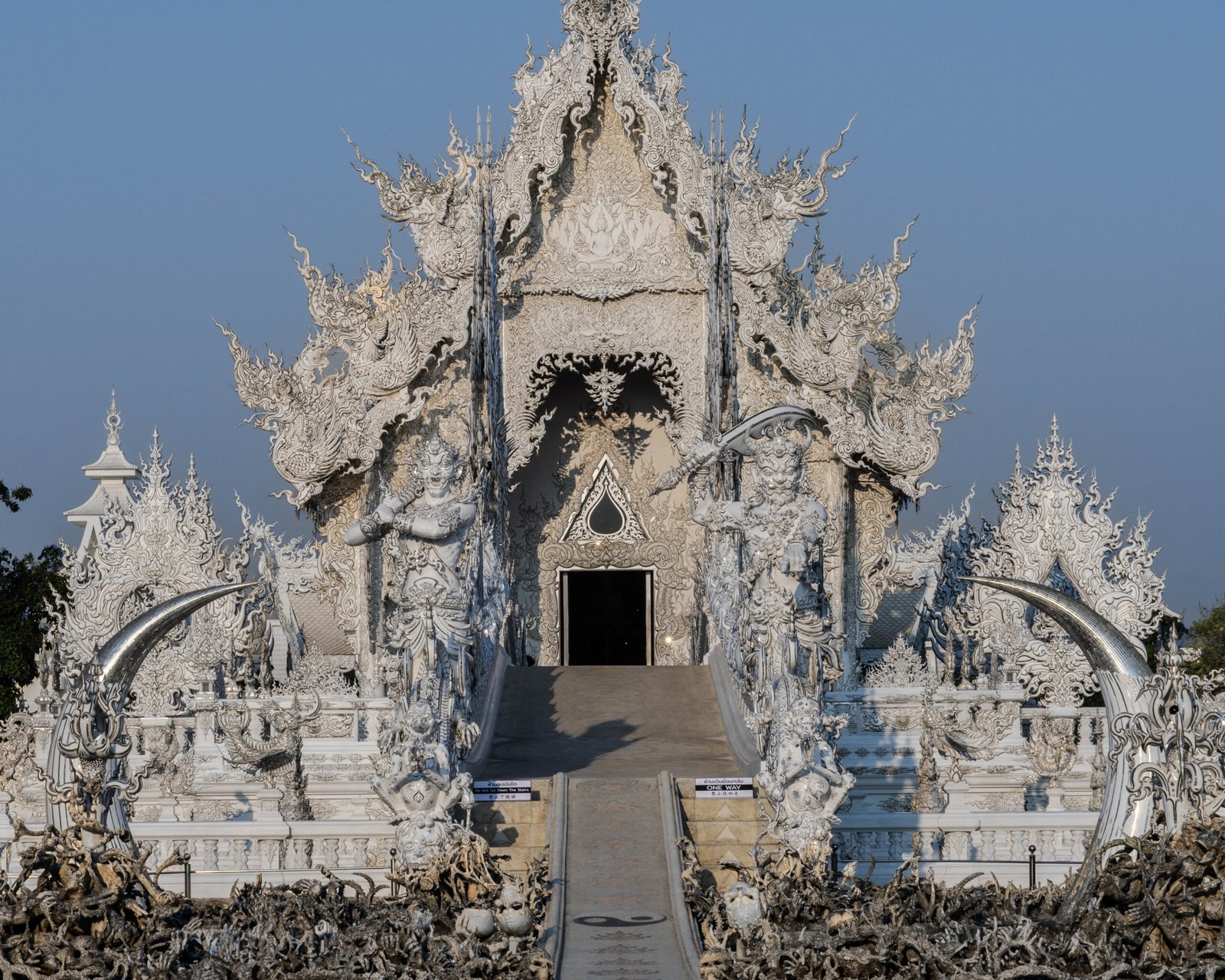 Biała Świątynia Wat Rong Khun w Chiang Rai, Tajlandia – widok na fasadę