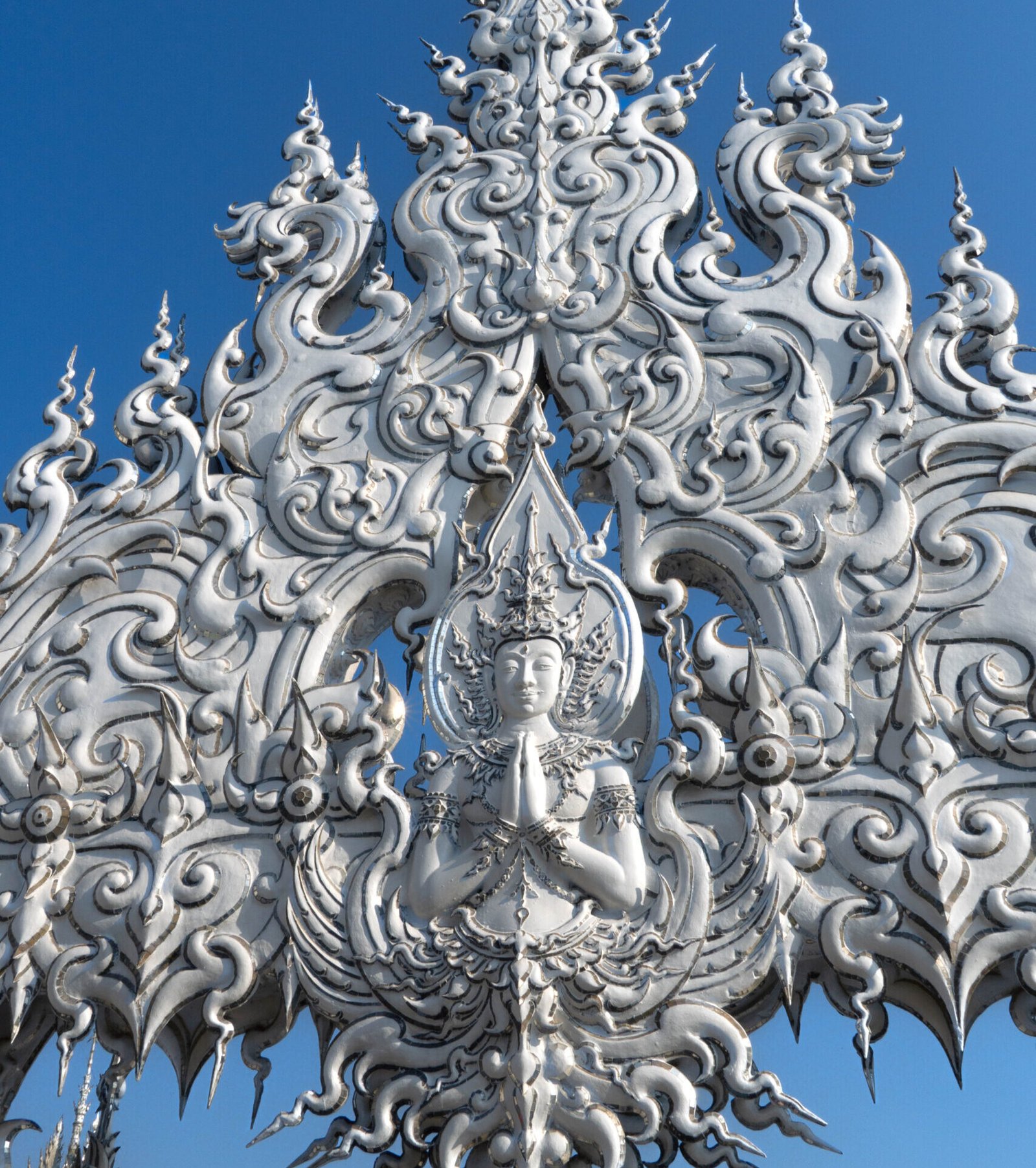 Rzeźbione detale i białe zdobienia świątyni Wat Rong Khun w Chiang Rai