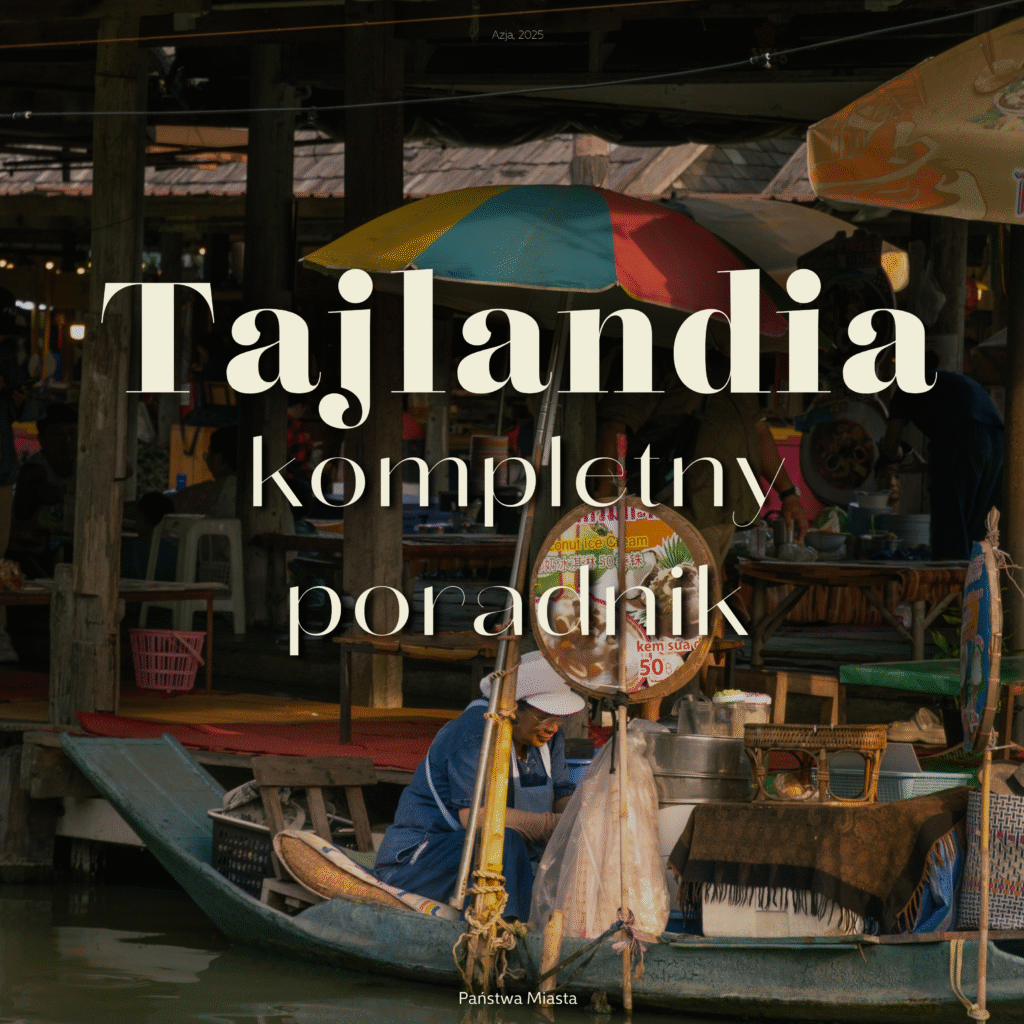 Tajlandia pierwsza podróż przewodnik – Tajka w łodzi na pływającym targu (floating market), napis: Tajlandia kompletny przewodnik.